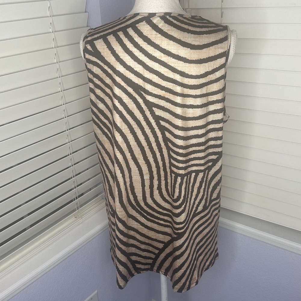 🔥 3 FOR $25 SALE 🔥Zebra Print Button-Up Sleeveless Top - Picture 3 of 7